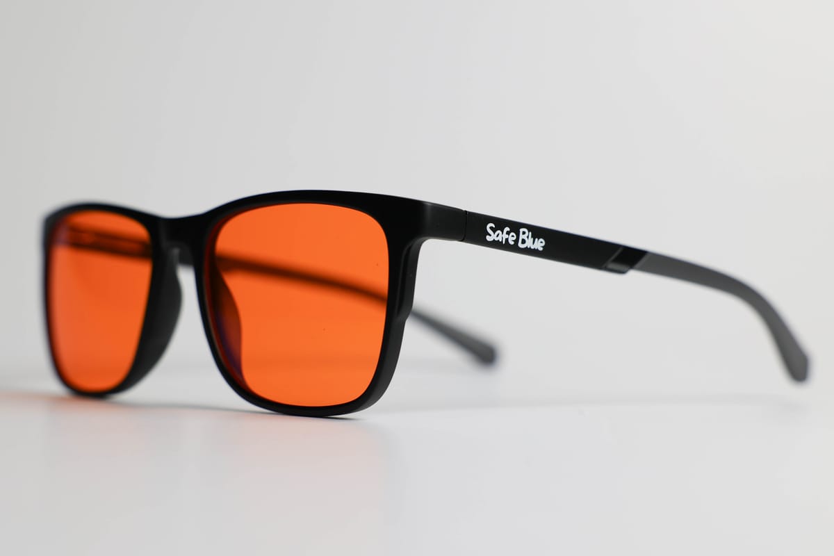 SAFEBLUE Classic di tre quarti con logo Safe Blue sull'asta